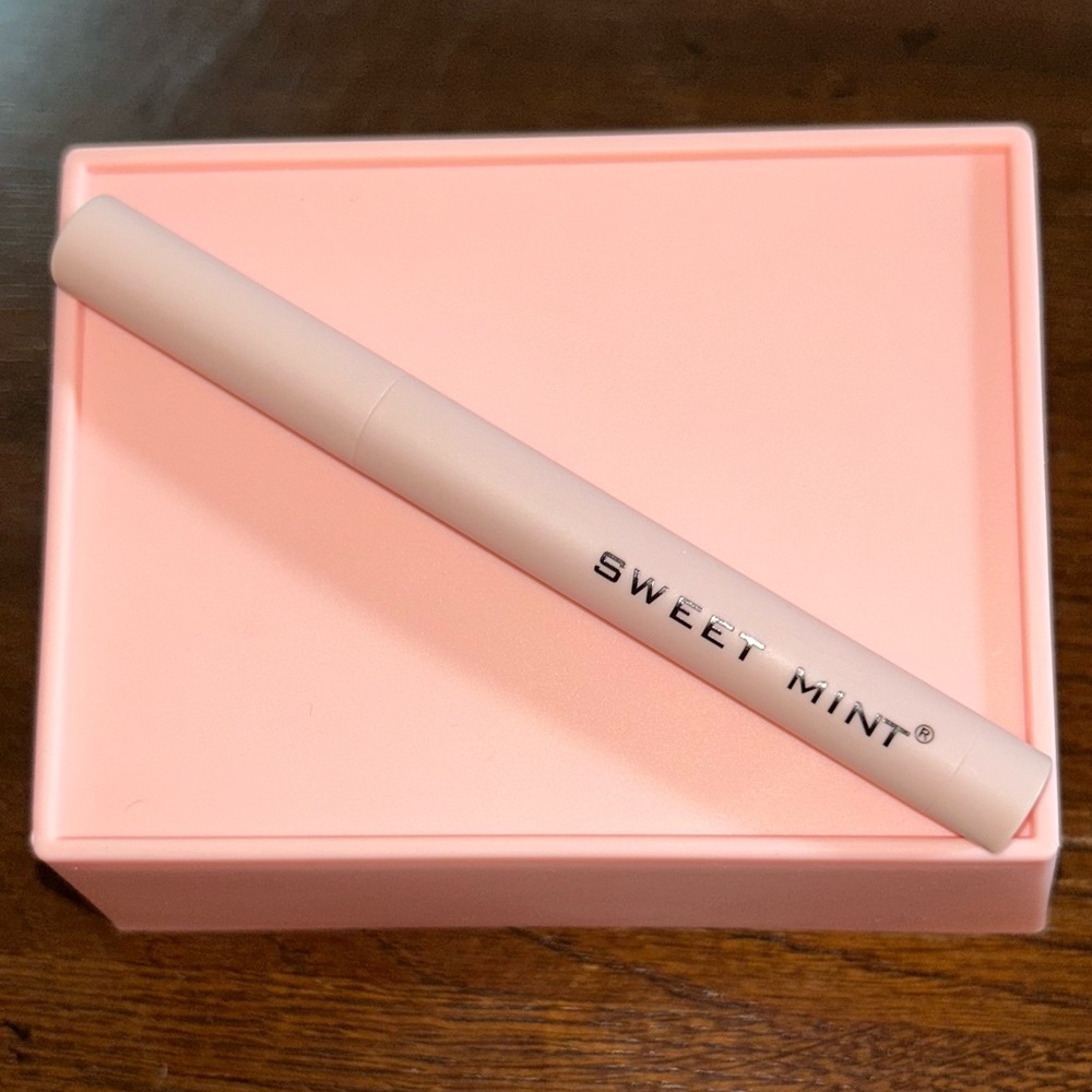 Sweet Mint Eyeshadow Stick in Pink Tube